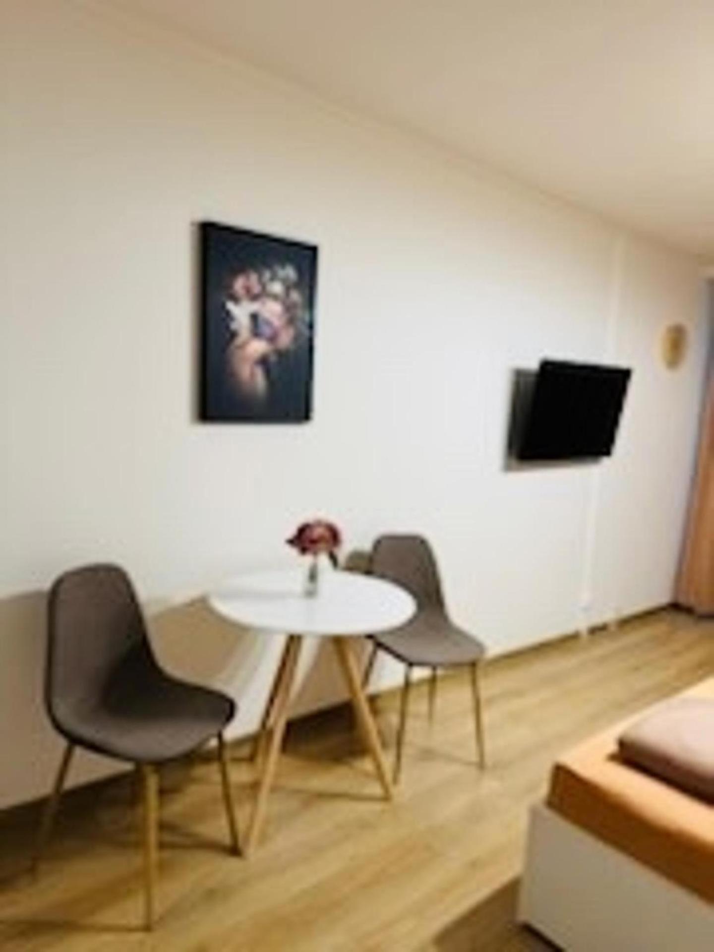 Charming Near Center Apartment *